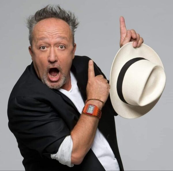 Max Cavallari è un attore, comico e cabarettista italiano